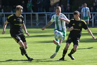 Titelkandidat der Fußball-Sachsenliga braucht im Erzgebirge einen Weckruf - Ian Schenker (Mitte) und seine Thalheimer Teamkollegen boten gegen Titelkandidat Rabenstein eine starke Leistung.
