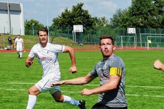 Titelkandidat zeigt Aufsteiger Marienberg die Grenzen auf - Dieser Kopfball von Colin Raak zappelt noch nicht im Netz. Doch hinter Motor-Kapitän Pierre Bauer lauert schon der ehemalige kanadische Nationalspieler Daniel Stanese, um das 4:1 für den VfB Krieschow zu erzielen. 