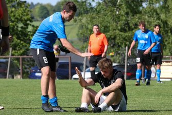 Titelrennen in der Fußball-Vogtlandklasse: Und wieder rutschen die Topmannschaften enger zusammen - Bad Brambachs Lucas Kriesten (rechts) klatscht geknickt nach dem Schlusspfiff mit Kottengrüns Philip Geipel ab. Trotz des 2:2 bleibt der SSV Bad Brambach noch an der Tabellenspitze.