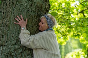 Titelträger im Baum-Umarmen: "Da sind wir jetzt Vorreiter" - Teilnehmerin Karin Bleischwitz will 2027 wieder dabei sein. 
