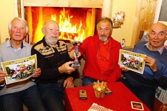 Titelverteidiger beenden Saison auf dem Bronzerang - Klaus Pellert, Bernd Wohlgemuth, Wolfgang Kilschautzki und Reinhart Päßler (von links) freuten sich bei ihrer Weihnachtsfeier über den Pokal, der ihnen in Dresden für Platz 3 im Classic-Cup überreicht wurde. 