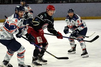 Titelverteidiger treibt Eishockey-Wölfe aus dem Erzgebirge in die Enge - Die Schönheider um Tom Berlin (l.) und Roy Hähnlein (r.) taten sich gegen Berlin auch im zweiten Finalspiel schwer.