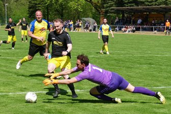 Titelverteidiger zittert sich ins Finale des Fußball-Erzgebirgspokals - Lange fiel dem Favoriten aus Zschorlau (schwarze Trikots) - in diesem Fall Toni Alscher - wenig ein. Und wenn, dann war Motor-Torhüter David Walther meistens zur Stelle.