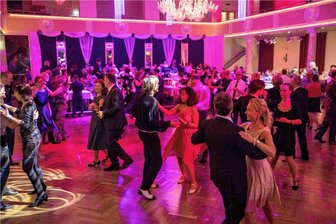 Tivoli Freiberg: Tanz im Ballsaal ausverkauft - Am Samstag blieb die Tanzfläche im Freiberger Tivoli besetzt - der Tanz im Ballsaal war ausverkauft. 