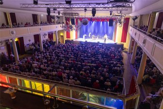 Tivoli Freiberg: Voll besetzter Saal lacht zu Witzen von Bernd Stelter - Vor voll besetztem Saal gibt Comedian Bernd Stelter im Freiberger Tivoli seine Witze zum Besten.