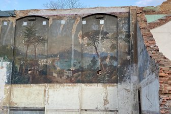 Tivoli-Park Reichenbach? Ein plötzlich aufgetauchtes Wandbild inspiriert - wer‘s sehen will, sollte sich beeilen - Dank eines Gebäudeabrisses im Reichenbacher Bahnhofsviertel ist dieses uralte Wandbild plötzlich ein Fall für die Öffentlichkeit. Lange ist das eine italienische Idylle zeigende Bild jedoch nicht mehr zu sehen.