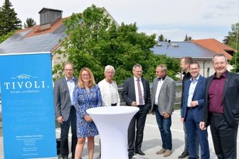 Tivoli-Parkhaus bekommt ein Solardach - Das Tivoli-Parkhaus in Freiberg erhält ein Dach mit Solarmodulen. Die Vertreter der Projektpartner trafen sich jetzt dort, wo künftig das Sonnen-Carport stehen soll: Tobias Jaster, Chef des Eigenbetriebs Gebäude- und Flächenmanagement, Susan Herzog, Personalleiterin bei Meyer Burger, Reinhild Kühne, Geschäftsführerin JT Energy Systems, Saxonia-Geschäftsführer Heiko Schwarz, Stadtwerke-Chef Axel Schneegans, Lars Fallant, Geschäftsführer Tricera Energy, GSM-Geschäftsführer Holger Scheich und Oberbürgermeister Sven Krüger (von links). 