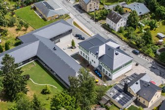 Toben ohne Platz: Schulhof für 99 Kinder im Erzgebirge weiter viel zu klein - Die Grundschule Gornsdorf: Ein Großteil des Schulhofes kann weiter nicht genutzt werden.
