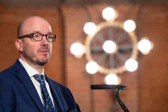 Tobias Bilz ist neuer Landesbischof in Sachsen - Die 677.000 Mitglieder der Evangelisch-lutherischen Landeskirche Sachsen haben ein neues Oberhaupt. Bei der Wahl zum Landesbischof am Samstag in Dresden setzte sich Tobias Bilz im dritten Wahlgang durch.