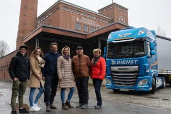 Tochter übernimmt Steuer in Hermannsdorfer Transportfirma TP-Dienst - Ina Prause und Thomas Prause (von rechts) haben das Hermannsdorfer Transportunternehmen TP-Dienst kurz nach der Wende gegründet. Nun ist ihre Tochter Yvonne Kircheis Inhaberin der Firma. Ihr Mann Steven gehört auch zum Familienbetrieb, der das Gelände der früheren Textilveredlung in Tannenberg erworben hat. Mit Maxi und Rudi Kircheis steht die nächste Generation ja vielleicht schon in den Startlöchern. 