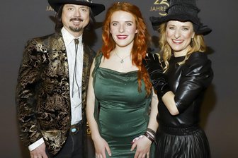 Tochter von Sängerin Stefanie Hertel legt für Solopfade ihren Nachnamen ab - Zusammen eine Country-Band: Lanny Lanner, Johanna Mross (Mitte) und Stefanie Hertel.