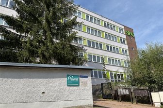 Tochterfirma des Vogtlandkreises ignoriert seit Jahren Vorgaben: Und die Verantwortlichen juckt‘s offenbar nicht - Die Wirtschaftsfördergesellschaft Vogtland mbH hat ihren Sitz in diesem Zweckbau in Auerbach, Friedrich-Ebert-Straße 21a. Der Schriftzug SFG stammt noch von ihrem früheren Namen Strukturfördergesellschaft. Sachsens Rechnungsprüfer beanstanden Fehler und Versäumnisse. Sie fordern daher korrekte Führung und Kontrolle.