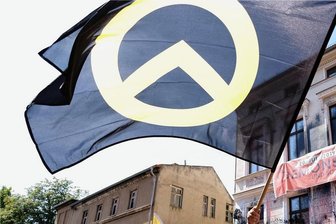 Tochtergesellschaft der Stadt Chemnitz: Kader einer rechtsextremen Gruppierung rückt in den Aufsichtsrat - Fahnen mit dem Symbol der Identitären Bewegung tauchen seit Jahren zunehmend auf Demonstrationen auf. Ein Aktivist der extrem rechten Gruppierung bestimmt in Chemnitz nun die Geschicke einer städtischen Gesellschaft mit.