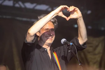 Tocotronic im Plauener Malzhaus: „Eine Schande, dass wir noch nie hier waren“ - Frontmann Dirk von Lowtzow „herzte“ das Publikum.