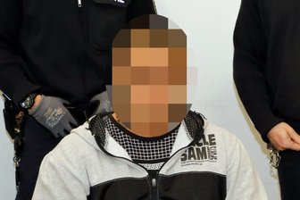 Tod einer Prostituierten: Lange Jugendhaftstrafe für Täter - Mord im Rotlicht-Milieu: Der verurteilte 20-Jährige am Mittwoch vor dem Landgericht Chemnitz.