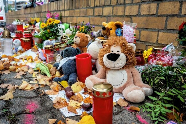 Tod einer Sechsjährigen in Hartha: Unfallfahrer fuhr wiederholt betrunken - Blumen, Kerzen und Kuscheltiere erinnerten an der Unfallstelle an das verunglückte Mädchen. 