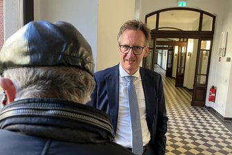 Tod eines Kindes: Landgericht hat über Berufung im Freiberger Arztprozess entschieden - Rechtsanwalt Michael Stephan im Gespräch mit seinem Mandanten im Landgericht Chemnitz.