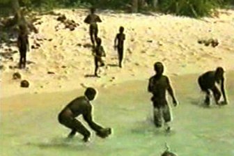 Tod eines Missionars: Ureinwohner verteidigen Insel gegen Außenwelt - Das Standbild eines Videos zeigt Bewohner der für Außenstehende verbotenen indischen Insel. Die freiwillig abgeschottet lebenden Sentinelesen gelten als das letzte, vorjungsteinzeitliche Volk der Erde