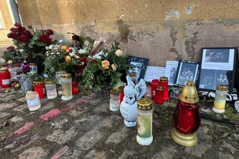 Tod eines Mopedfahrers im Erzgebirge: Viereinhalb Monate nach dem Unfall fehlt ein wichtiges Puzzleteil - An der Unfallstelle im Stadtzentrum von Geyer hatten Angehörige Blumen niedergelegt.