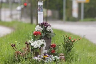 Tod eines Motorradfahrers: Radfahrer zu Geldstrafe verurteilt - Auf dem Grünstreifen in der Mitte der Frankenberger Straße nahe der Dresdner Straße erinnern bis heute Blumen und ein Foto an den 35-jährigen Motorradfahrer, der dort im Juni vergangenen Jahres tödlich verletzt wurde. Er starb vier Tage später im Krankenhaus.