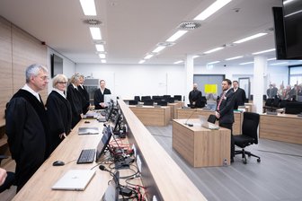 Tod in Eisenach: Beate Zschäpe über das Schicksal ihrer Komplizen im ausgebrannten Wohnmobil - Mathias Grasel (2.v.r.), der Anwalt von Beate Zschäpe, wartet als Zeugenbeistand darauf, dass seine Mandantin in den Dresdner Gerichtssaal geführt wird.