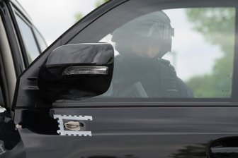 Tod in Königsbrück: Ex-Soldat wollte sich an Polizisten rächen - Einschusslöcher an den Einsatzfahrzeugen der Polizei.