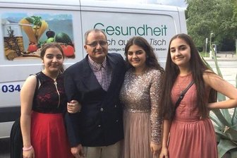 Tod nach Corona-Infektion: "Ich bleibe euer Vater, egal was passiert" - Halima, Zahid, Iram und Fehmiya (von links) in glücklichen Tagen.