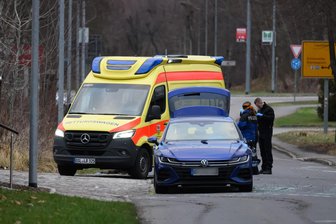 Tod nach Jagd auf Autodiebe: Polizist aus Sachsen will Täter in Brandenburg stoppen und wird angefahren - Der Dresdner Polizist starb im Südwesten der brandenburgischen Stadt Lauchhammer beim Versuch, die Täter zu stoppen, neben seinem Zivil-Streifenwagen, einem VW Arteon Kombi.