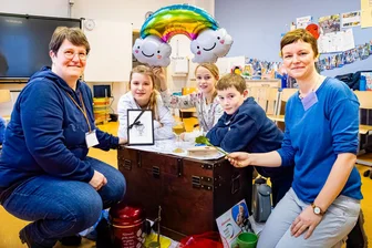 Tod und Trauer als Thema: Hospizdienste übernehmen besondere Unterrichtswoche in Ottendorf - Cornelia Löbel (l.) und Danielle Bennemann (r.) brachten den Kindern in der Grundschule Ottendorf, eine Woche ihre Arbeit im Hospizdienst nahe.