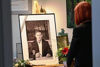 Tod von OB Jesko Vogel: Eine Stadt trauert - Im Amtszimmer des Oberbürgermeister im Rathaus in Limbach-Oberfrohna liegt das Kondolenzbuch für Jesko Vogel. Etliche Trauernde haben Blumen gebracht. 