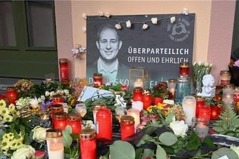 Tod von OB Jesko Vogel: Stadtratssitzung startet mit Schweigeminute - Bürger und Bürgerinnen legten Blumen und Kerzen für den unerwartet verstorbenen Oberbürgermeister Jesko Vogel ab.