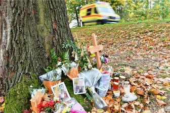 Todesfahrt bei Oberschöna: Die Fassungslosigkeit bleibt - Gedenken: Die Unfallstelle an der B 173 zwischen Memmendorf und Oberschöna. Hier kamen am frühen Morgen des 25. September eine 18-jährige Freibergerin und ein 33-jähriger Freiberger ums Leben. 