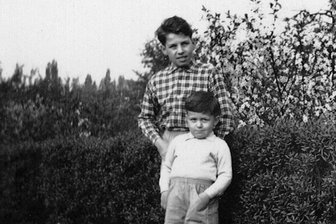 Todesfall an der DDR-Außengrenze: Der rätselhafte Tod des Heinz-Uwe M. aus dem Erzgebirge - Heinz-Uwe Mauersberger mit seinem kleinen Bruder Bernd vor einer Hecke in Hagen.