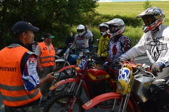 Todesfall überschattet Motorsport-Veranstaltung in Zschopau - Als gegen 10.30 Uhr die Fahrer der ADAC-Klassik-Trophäe an der Stilfahrtprüfung (Trial) in Witzschdorf eintrafen, musste ihnen der Streckenposten den Rennabbruch erklären.