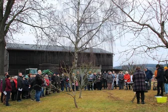 Todesmarsch 1945: Theuma soll Ort der Erinnerung werden - Etwa 40 Menschen aus Theuma und den Nachbarorten versammelten sich am Wochenende, um der Todesmärsche vor 80 Jahren zu gedenken.