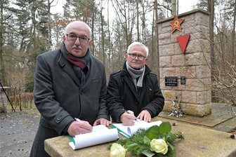 Todesmarsch im Erzgebirge: Sechs Orte wollen an Ereignisse von 1945 erinnern - Wolfgang Ternick, der Vorsitzende der Leader-Region Westerzgebirge (r.) und Steffen Ludwig, der stellvertretende Vorsitzende der Leader-Region Zwickauer Land, haben die Kooperationserklärung unterzeichnet.