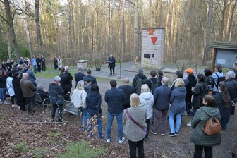 Todesmarsch im Jahr 1945: Erzgebirger erinnern an dunkles Kapitel der Geschichte - Am Mahnmal in Niederschlema, das an das Massengrab erinnert, hat es jetzt eine Gedenkveranstaltung gegeben.