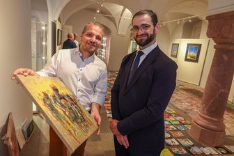Todesmarsch: Landes-Rabbiner ist berührt von Aufarbeitung in Waldenburg - Der Rabbiner von Sachsen, Zsolt Balla (rechts), lässt sich von Künstler Marian Kretschmer die Bilder erklären.