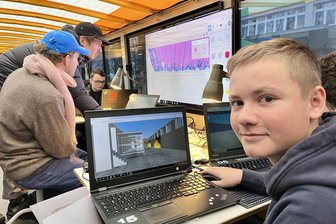 Todesmarsch Mülsen–Eibenstock 1945: Schüler bauen Erinnerungsort in der digitalen Welt - Eric (14) arbeitet am virtuellen Rundgang durch das KZ-Außenlager in Mülsen. Die Idee hinter dem Projekt, das Schülern des Internationalen Gymnasiums Reinsdorf im Labor des „Fabmobils“ umsetzen, ist ein digitaler Gedenkort.
