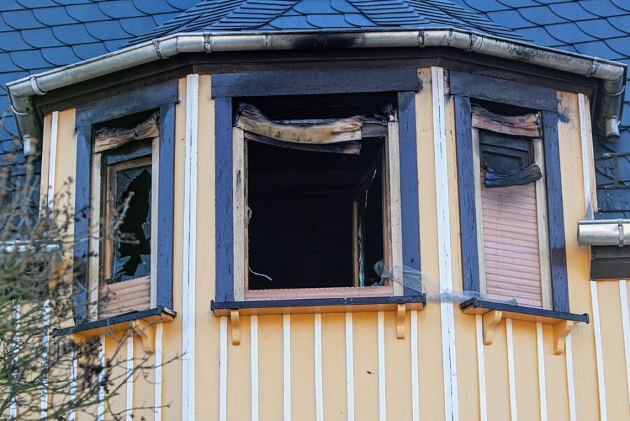 Todesursache nach Wohnhausbrand in Jocketa geklärt - In Jocketa war ein Bewohner hinter dieser Fassade bei dem Brand gestorben.