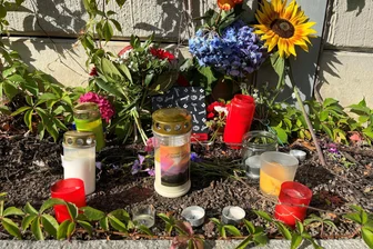 Tödlich verunglückter 17-Jähriger: Unfallzeitpunkt weiter unklar - Neben der Unfallstelle auf der Zschopauer Straße wurden Blumen niedergelegt.