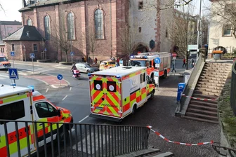 Aschaffenburg: Fahrzeuge von Feuerwehr und Rettungsdiensten stehen in der Nähe eines Tatortes. Bei einer Gewalttat in einem Park sind nach ersten Erkenntnissen mehrere Menschen mutmaßlich durch eine Stichwaffe schwer verletzt worden.