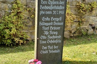 Tödliche Flutwelle 1955 im Erzgebirge: Grenzsystem erwies sich als verhängnisvolle Barriere - Ein Gedenkstein erinnert an die Hochwasseropfer in Jöhstadt 1955.