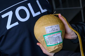 Tödliche Gefahr: So einfach bekommt man Kugelbomben im Erzgebirge - Sogenannte Kugelbomben gelten als sehr gefährlich. In Sachsen kamen in der Silvesternacht zwei Männer durch solche Sprengkörper ums Leben.