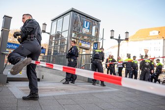 Tödliche Stiche in Berliner U-Bahn - Chemnitzer Staatsanwälte plädierten schon nach Angriff in Chemnitz gegen Bewährung - Berliner Polizisten stehen nach der Gewalttat bei dem U-Bahnhof Sophie-Charlotte-Platz.