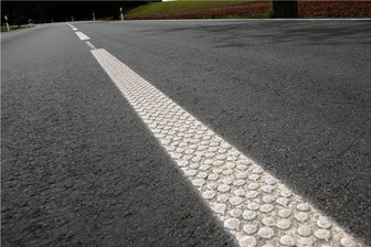 Tödliche Unfälle auf der B 169 im Vogtland: Ist die neue Sperrlinie das Problem? - Die spezielle Markierung soll Autofahrer durch ein wahrzunehmendes Rütteln darauf aufmerksam machen, dass sie die Fahrbahn verlassen. Sind die beiden jungen Autofahrer davon so erschrocken gewesen, dass sie tödlich verunglückten?