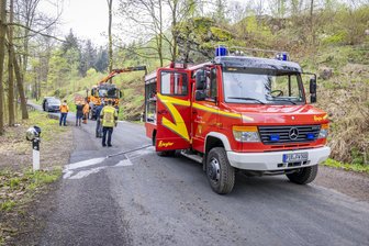 Tödlicher Arbeitsunfall in Sachsen: Mann von Wurzelballen erschlagen - Der Unglücksort: Auf der Kreisstraße 9061, der Verbindungsstraße zwischen Döbra bei Liebstadt und Börnchen bei Glashütte, kam der 53-Jährige bei Baumarbeiten zu Tode.