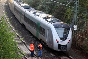 Tödlicher Bahn-Unfall bei Freiberg - Mensch von Zug erfasst - Halt auf der Strecke: Der Zug der Mittelsächsischen Regionalbahn ist auf den Gleisen in Höhe der Freiberger Brückenstraße zum Stehen gekommen. Gegen 5.30 Uhr war es zu einem tödlichen Unfall gekommen.