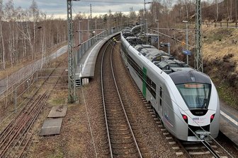 Tödlicher Bahnunfall bei Freiberg: MRB bedauert lange Wartezeit im Zug - Nach dem schweren Bahnunfall am Samstag warteten die Passagiere vier Stunden im Zug.