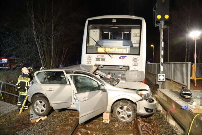 Tödlicher Bahnunfall in Oelsnitz: Zug erfasst Auto auf Bahnübergang - 